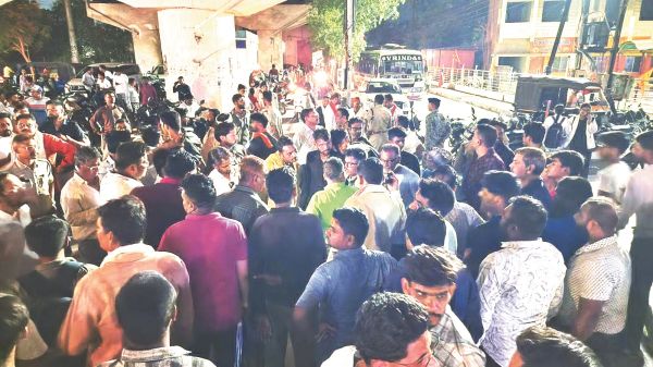 देर रात युवा जोड़े को लेकर हंगामा, विहिप का चक्काजाम