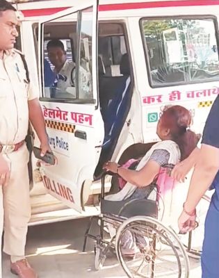 सडक़ हादसे में घायल महिला को यातायात पुलिस ने पहुंचाया अस्पताल