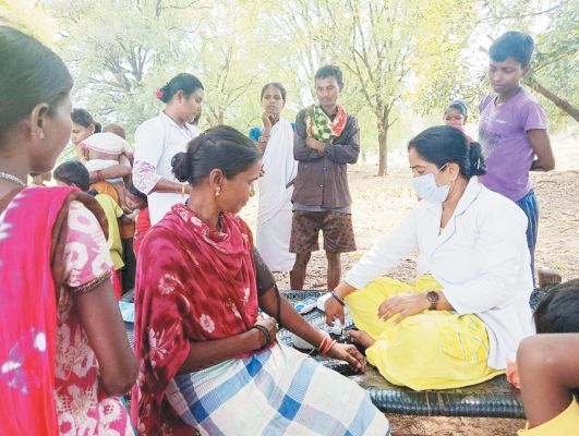 गमपुर के जंगलों में पहुंचा स्वास्थ्य अमला, 771 ग्रामीणों की जांच