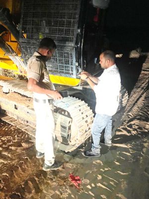 अवैध रेत उत्खनन में लगी पोकलेन, जेसीबी व ट्रैक्टर जब्त