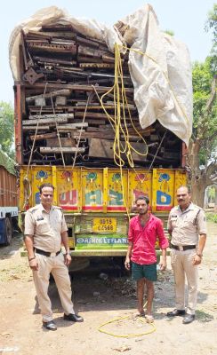 24 टन अवैध कबाड़ से भरा ट्रक जब्त, आरोपी गिरफ्तार