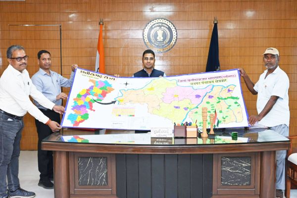 शिवकुमार ने हस्तनिर्मित जिले का नक्शा कलेक्टर को किया भेंट