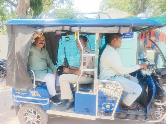 ई-रिक्शा से जिपं अध्यक्ष पहुंचे दफ्तर