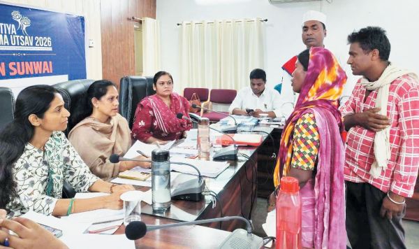 जनदर्शन में सुनीं 45 शिकायतें