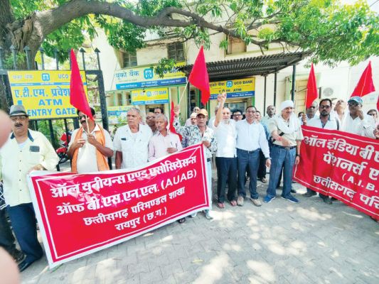 बीएसएनएल के कर्मचारी-पेंशनरों ने मानव श्रृंखला बना किया प्रदर्शन