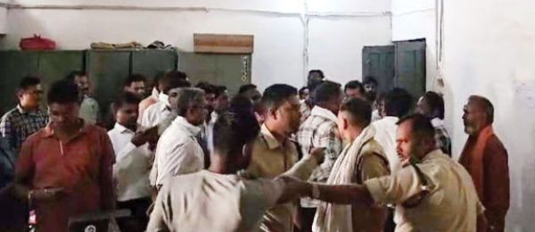 तहसील कोर्ट परिसर में सुनवाई के दौरान दो पक्षों में मारपीट, 18 पर कार्रवाई की मांग
