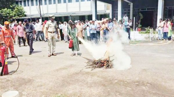 पॉलिटेक्निक कॉलेज में छात्राओं ने सीखा आपदा प्रबंधन और अग्नि सुरक्षा का गुर