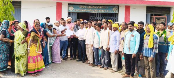 खेल मैदान पर अतिक्रमण के  खिलाफ ग्रामीण सडक़ पर, ज्ञापन