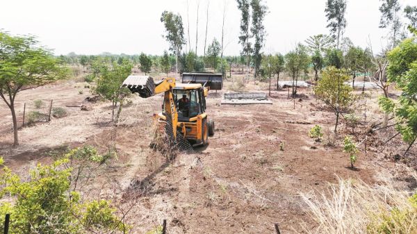 150 एकड़ भूमि पर अवैध निर्माण ध्वस्त