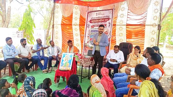 जनजातीय गरिमा उत्सव: कलेक्टर ने ग्रामीणों से संवाद कर समझी आवश्यकताएं