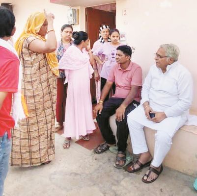 बाइक से निकले वोरा, तपती दोपहरी में बघेरा पहुंचे