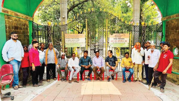 रेंजर का तबादला ग्रामीणों का धरना
