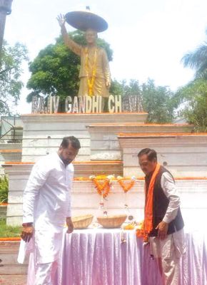 पूर्व पीएम राजीव गांधी को किया नमन