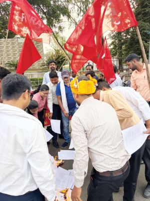 4 नए लेबर कोड के विरोध में सीजीएसपीईयू का प्रदर्शन, गजट नोटिफिकेशन की प्रतियां जलाईं