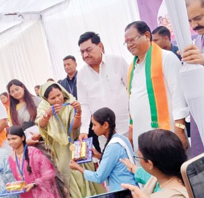 सुशासन तिहार में मेधावी छात्रा सुनीता सम्मानित