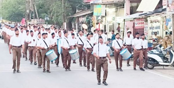 स्वयंसेवकों का पथसंचलन, जगह-जगह पुष्पवर्षा कर स्वागत