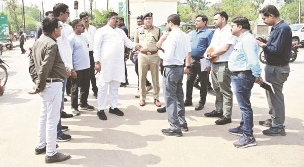 मंत्री यादव ने निर्माणाधीन फोरलेन सडक़ कार्य का लिया जायजा