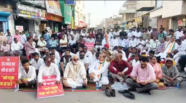 बिजली कटौती और बदहाल व्यवस्था के खिलाफ कांग्रेस का चक्काजाम