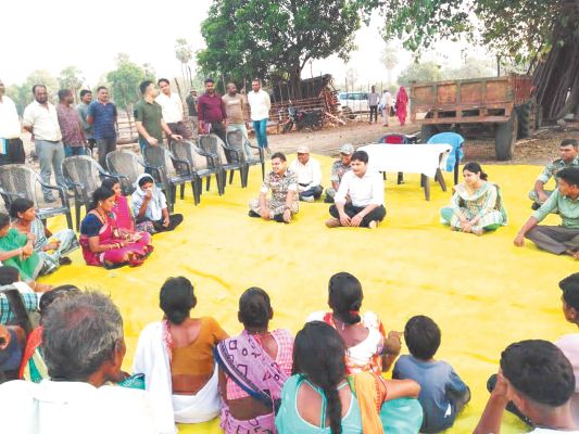 जन चौपाल में जमीन पर बैठकर कलेक्टर ने सुनीं समस्याएं
