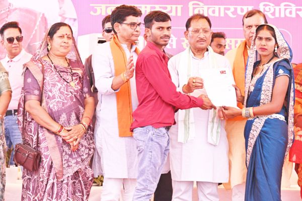 सुशासन तिहार: नवविवाहित जोड़े को सीएम के हाथों मिला विवाह प्रमाण पत्र