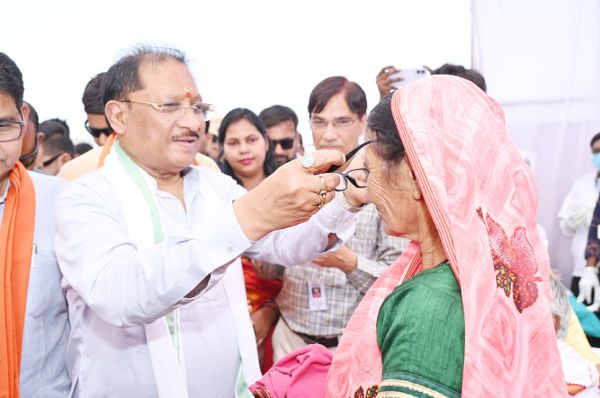  सीएम ने हितग्राहियों को पहनाया नजर का चश्मा