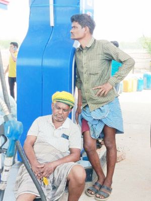 आधी रात से लाइन में लगे किसान, 11 घंटे बाद मिला  मात्र 5 लीटर डीजल
