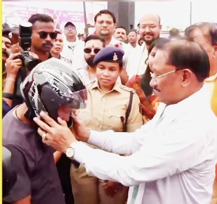 सीएम ने की बलौदाबाजार पुलिस की यातायात जागरूकता अभियान की सराहना,  हेलमेट वितरित