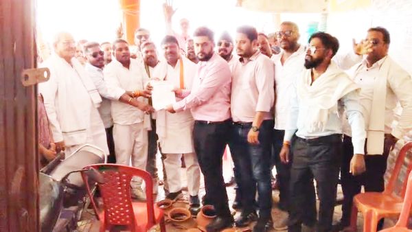 विभिन्न समस्याओं के समाधान की मांग  को लेकर कांग्रेस का धरना-प्रदर्शन