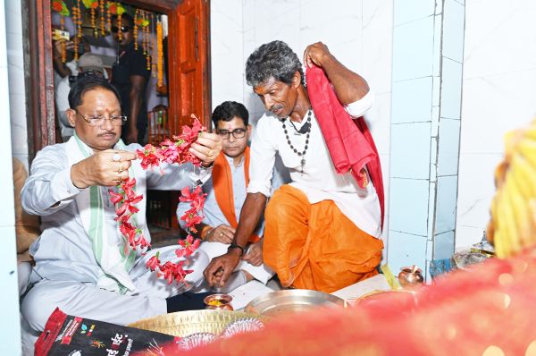 सीएम ने करहीबाजार के महामाया मंदिर में की पूजा-अर्चना