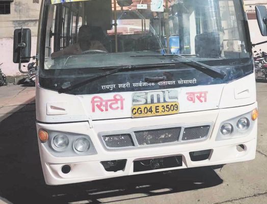 हाल ए सिटी बस, चक्कों में पत्थर टिकाकर रोका जाता है..!