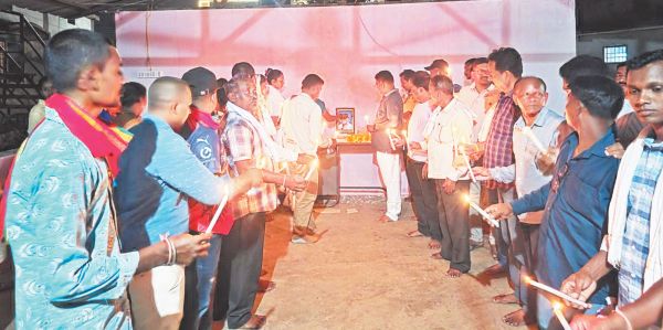 शिक्षक खुदकुशी:  कैंडल जलाकर दी श्रद्धांजलि