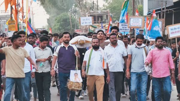 नीट पेपर लीक: एनएसयूआई ने शिक्षा मंत्री का पुतला फूंका