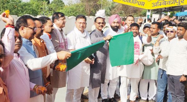डीलिस्टिंग की मांग पर जनजाति समाज का दिल्ली कूच, अंबिकापुर स्टेशन से आंदोलनकारियों को किया रवाना
