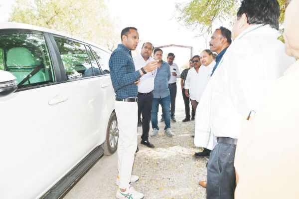 निर्माण कार्यों में देरी पर जताई नाराजगी, नोटिस