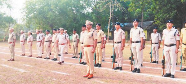 पुलिस लाइन में जनरल परेड, बलवा ड्रिल का अभ्यास