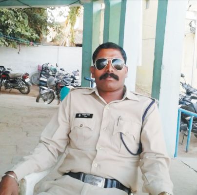फाइबर तार में फंसने से बाइक से गिरा जवान, गंभीर