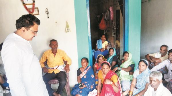 चितरंजन पटेल के परिजनों से मिले विधायक द्वारिकाधीश यादव, 20 लाख मुआवजे की मांग