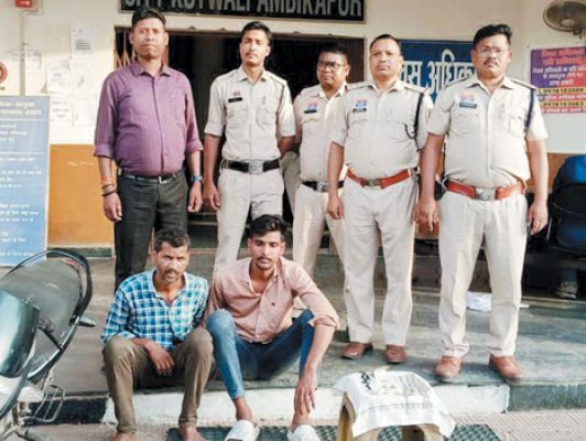 सूने घर में पड़ोसियों ने की थी चोरी, 2 बंदी