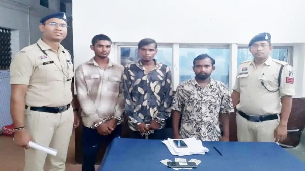 मिर्च पाउडर फेंककर युवक से मोबाइल और नगदी लूट, तीन गिरफ्तार