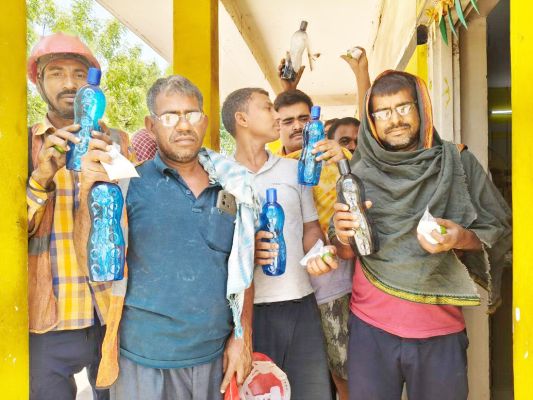 अल्ट्राटेक रावन ने ट्रक चालकों को दी राहत सामग्री
