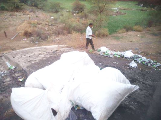 फैक्ट्री की प्लास्टिक कचरों से नाला का अस्तित्व खतरे में