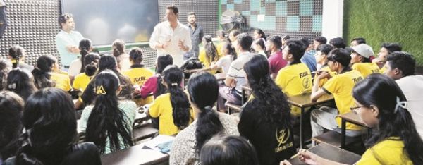 देवेंद्र यादव ने नीट की तैयारी कर रहे विद्यार्थियों से मिलकर जानी पीड़ा