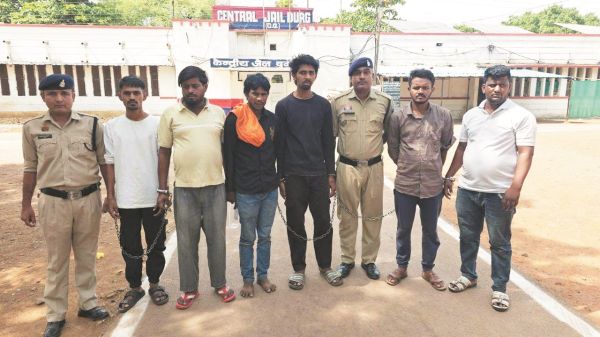 जुआ खेलते 7  गिरफ्तार