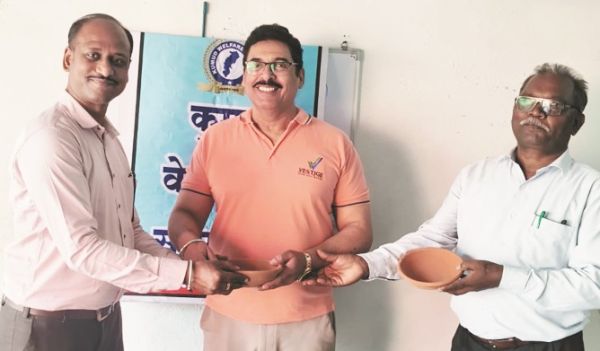 गर्मी के मौसम में पक्षियों को बचाने के लिए बाट रहे सकोर