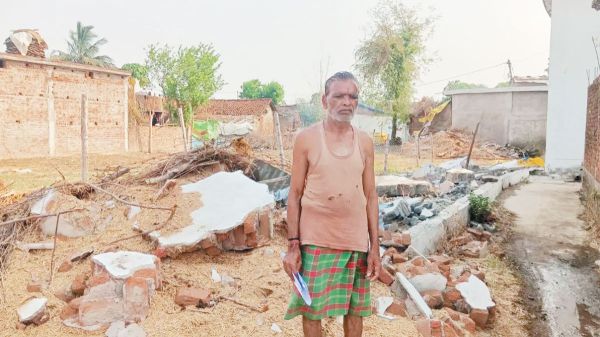   आबादी भूमि पर बने मकान को तोडऩे और जमीन पर कब्जे का आरोप