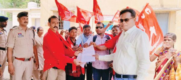 महंगाई और बेरोजगारी के खिलाफ सीपीआई का प्रदर्शन, राष्ट्रपति और राज्यपाल के नाम सौंपा ज्ञापन