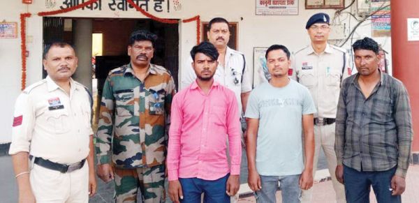 3 मवेशी तस्कर गिरफ्तार, 5 भैंस समेत पिकअप और कार जब्त