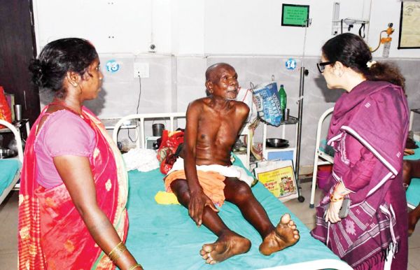 देर शाम जिला अस्पताल पहुंचीं कलेक्टर, मरीजों से संवाद कर परखी व्यवस्थाएं