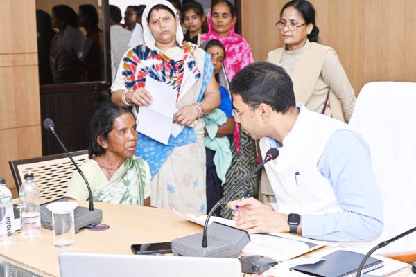 कलेक्टर ने जनदर्शन में सुनी समस्याएं, विकासखंड मुख्यालय से भी ऑनलाइन जुड़े ग्रामीण