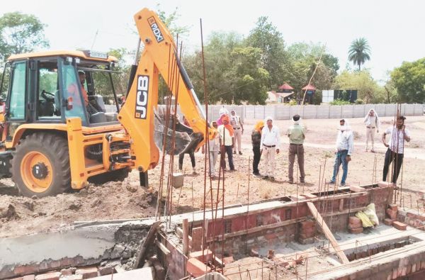 अवैध निर्माण पर निगम की कार्रवाई, हटाया अतिक्रमण